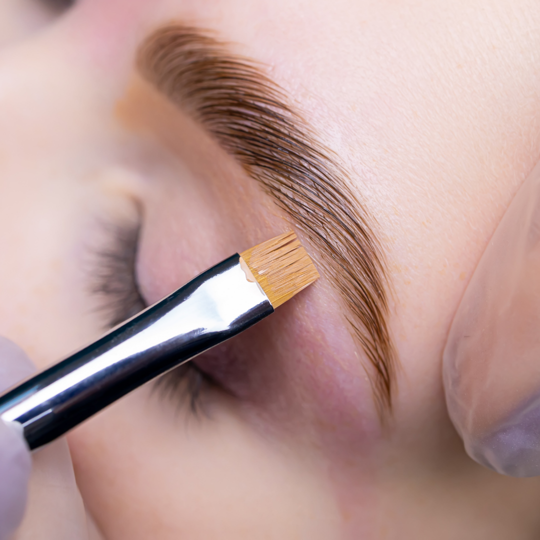 Browlift sans teinture : Une alternative naturelle pour des sourcils disciplinés ! ✨