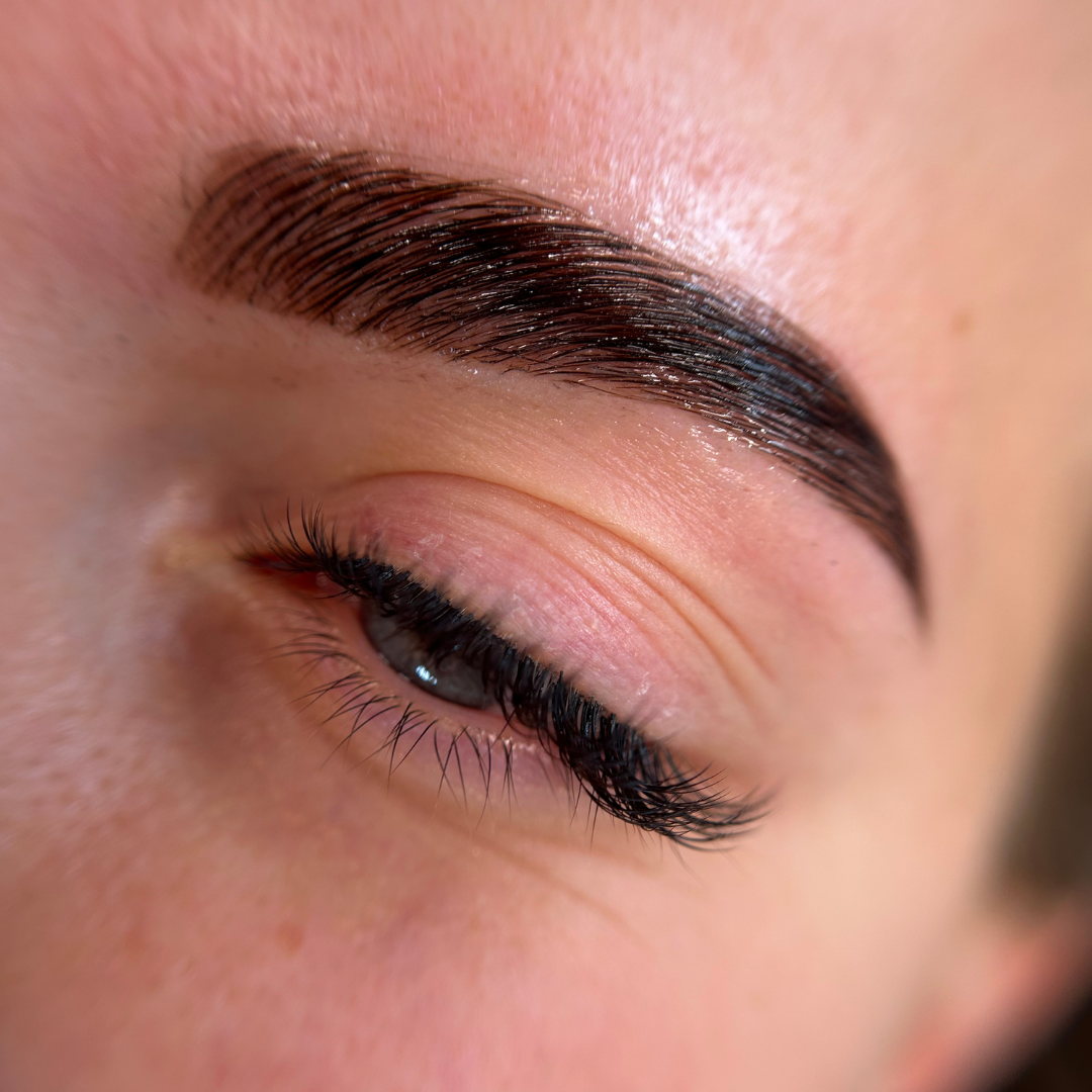 Comment estomper un browlift trop marqué ?